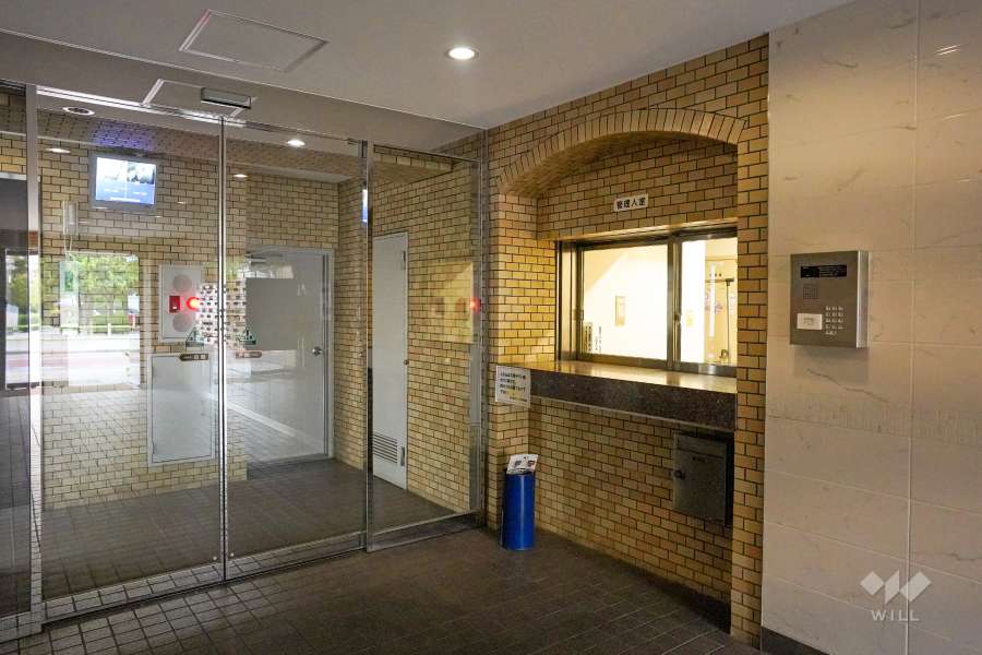 エントランスはオートロック付きです。