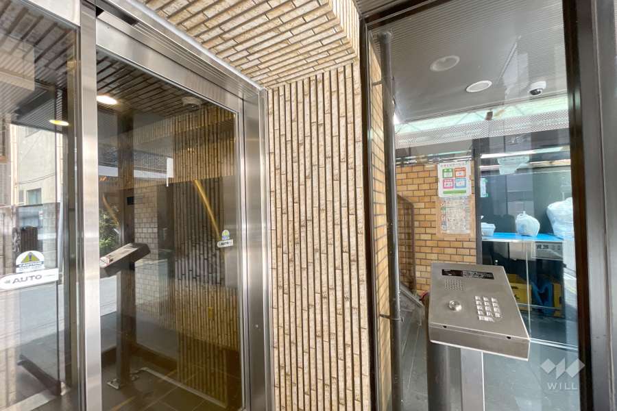 エントランスはオートロック付きです。