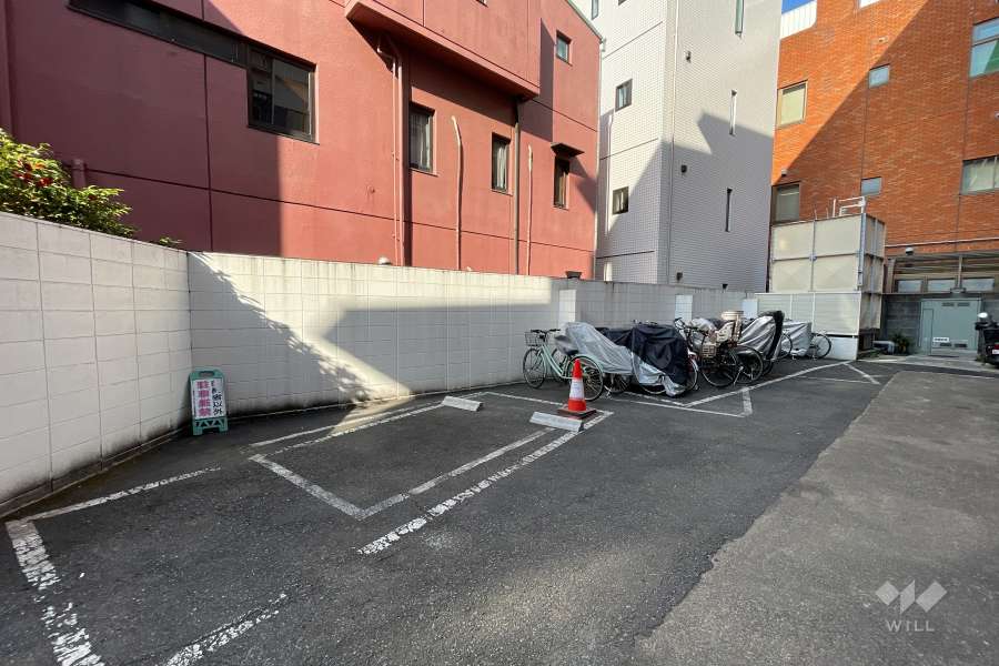 敷地内駐車場（屋外平面式）と駐輪場
