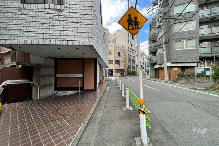 敷地北東側の前面道路（南東側から）