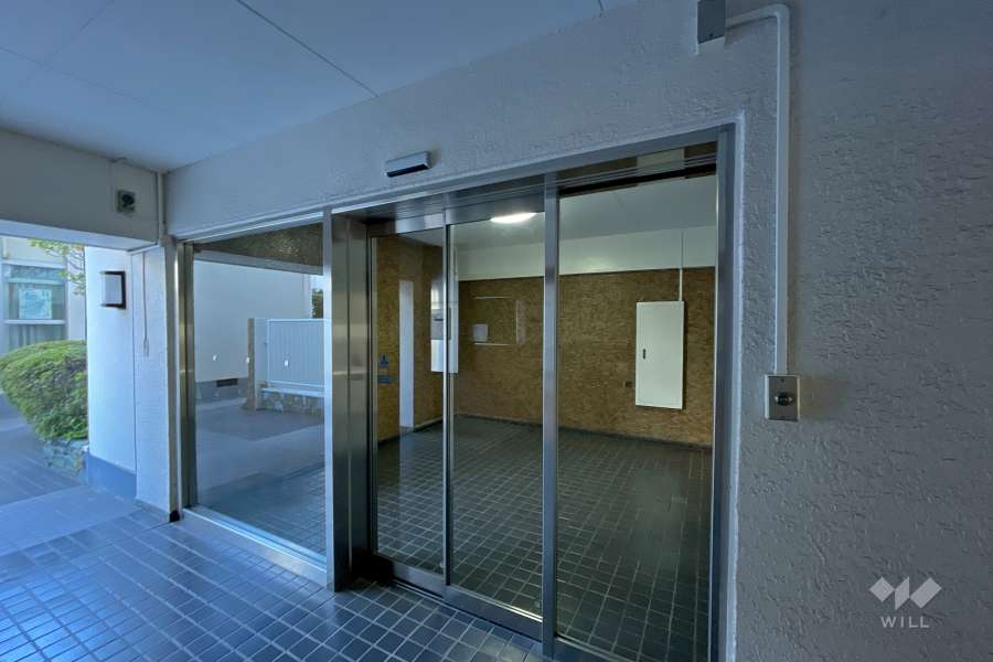 エントランスはオートロック付きです。