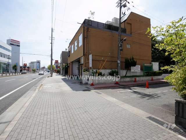 敷地入口は国道2号線に面しています。