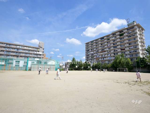 敷地の南西側はグラウンドです。