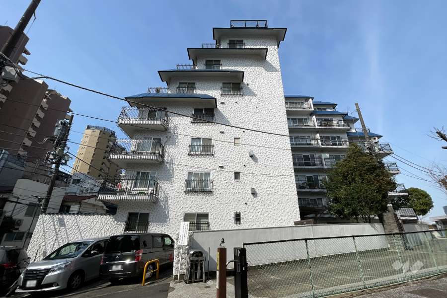 秀和麻布笄町レジデンスの外観（東側から）