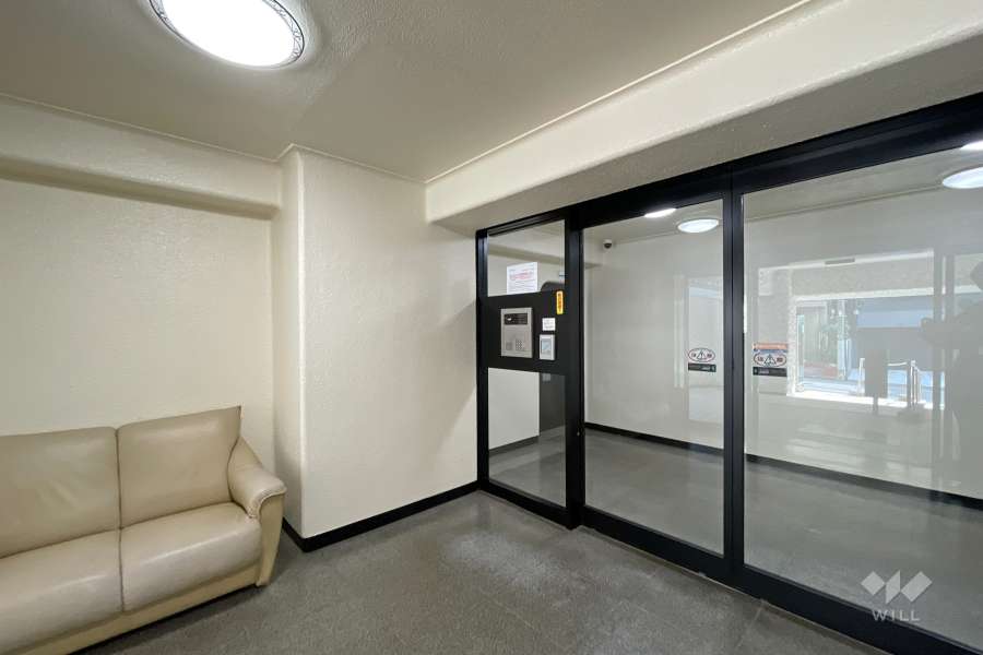 エントランスはオートロック付きです。