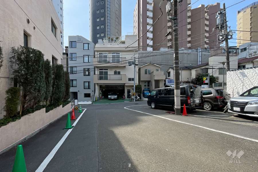 敷地東側の前面道路（北側から）