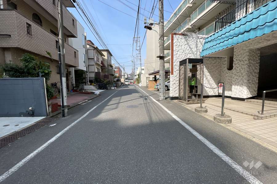 敷地南側の前面道路（東側から）