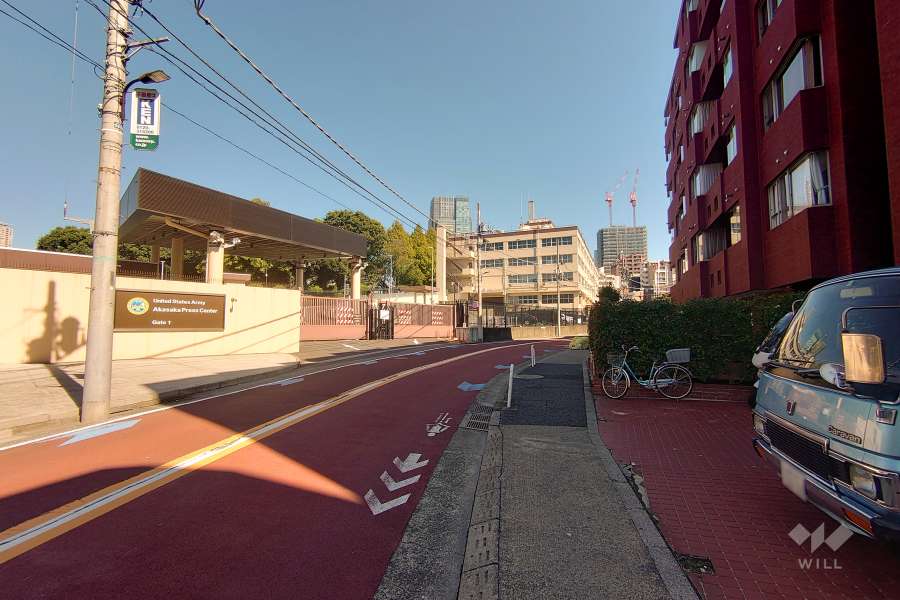 敷地北側の前面道路（西側から）