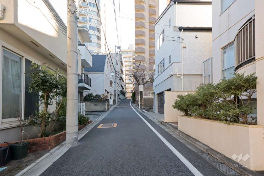 敷地北東側の前面道路(北西側から)