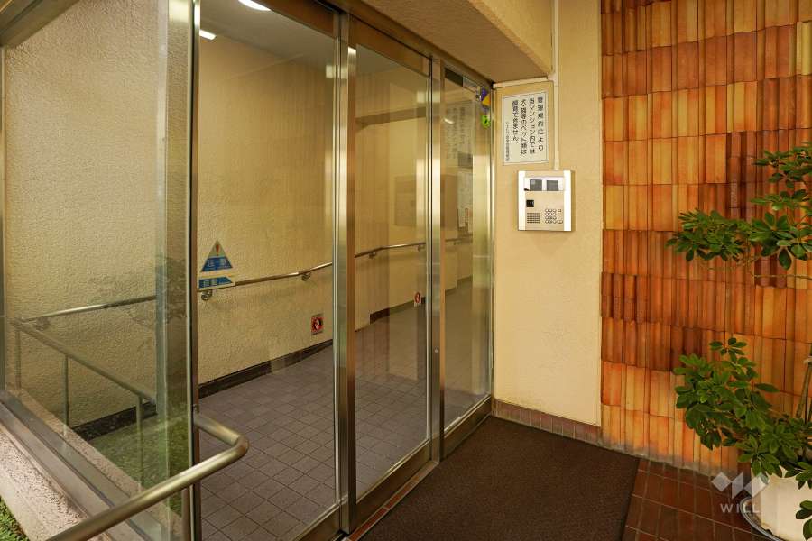 エントランスはオートロック付きです。
