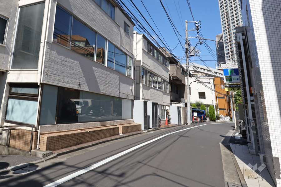 敷地東側の前面道路（南側から）