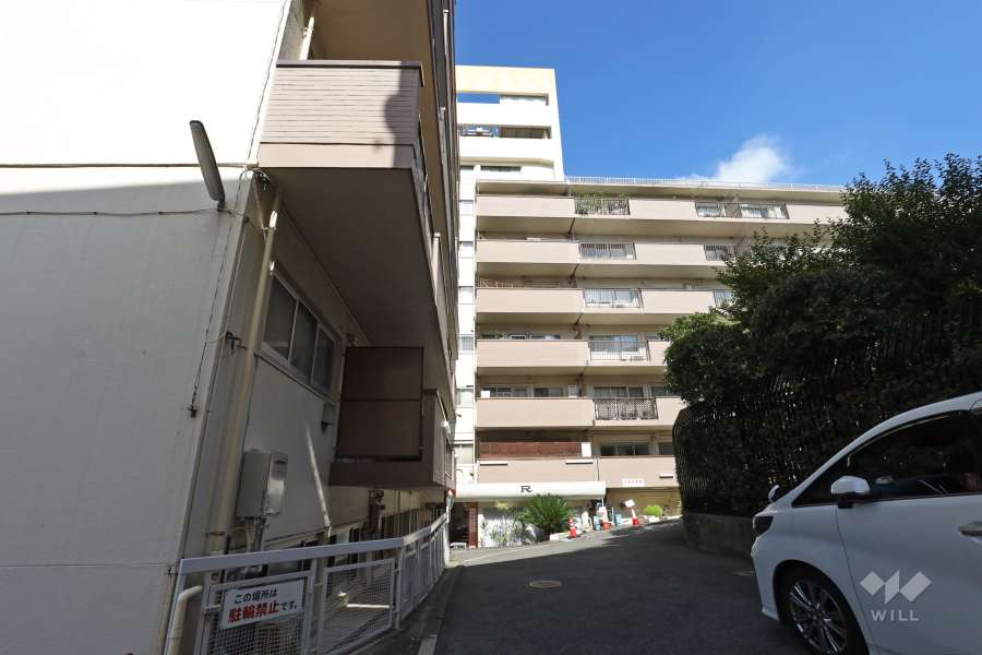 赤坂リキマンションの外観（南側から）