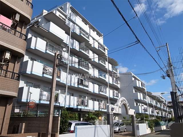 サンロイヤル南園田の外観（南西側から）