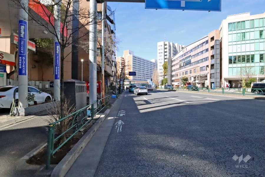 敷地北東側の前面道路は明治通りです(南東側から)