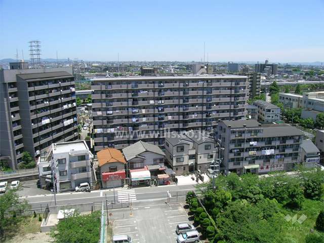 サンロイヤル北園田の遠景。周辺はマンションと一戸建てが混在する住宅地です。