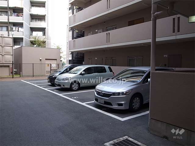 棟の間、敷地中央にある敷地内駐車場（屋外平面式）