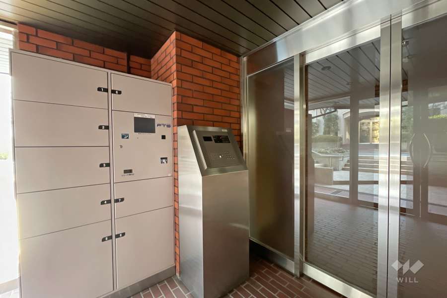 エントランスはオートロックと宅配ボックス付きです。