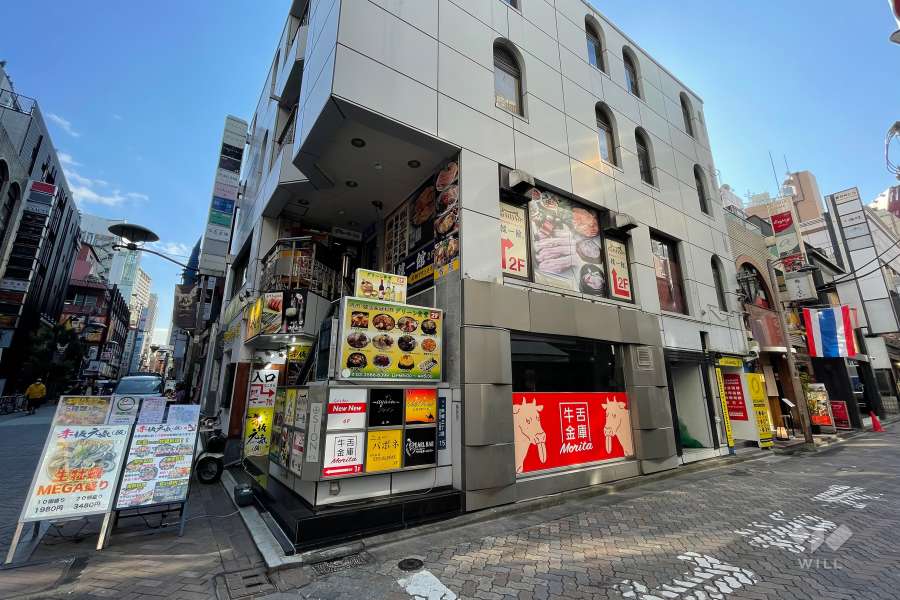 周辺は住宅の他、店舗や事務所などが混在する街です。