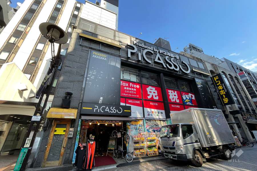 周辺は住宅の他、店舗や事務所などが混在する街です。