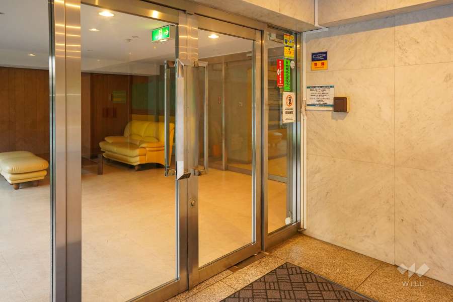 エントランスはオートロック付きです。