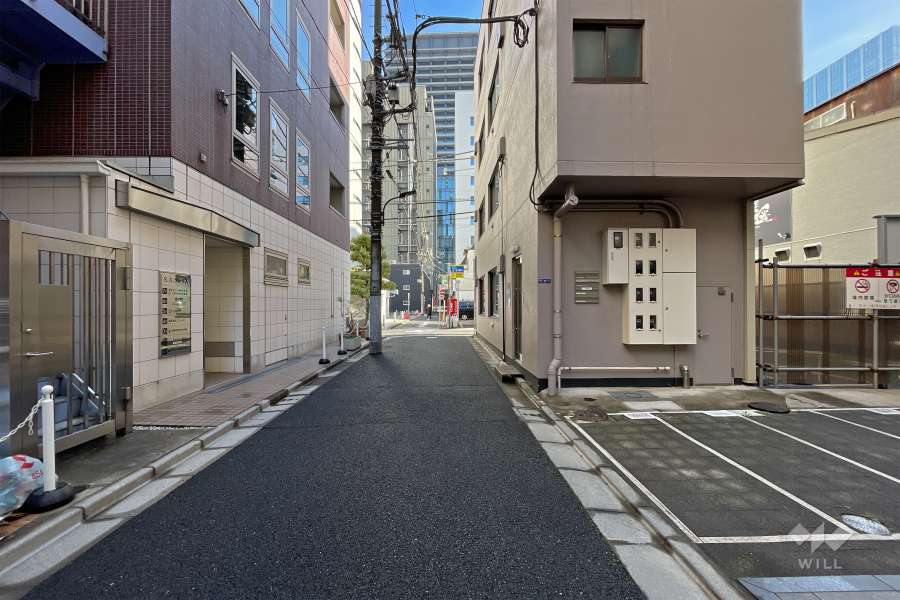 敷地西側の前面道路（南側から）