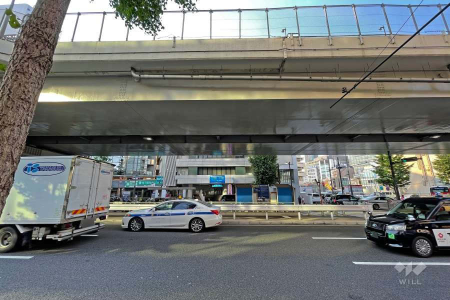 敷地南東側の前面道路（南東側から）