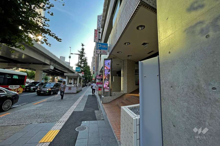 敷地南東側の前面道路（北東側から）