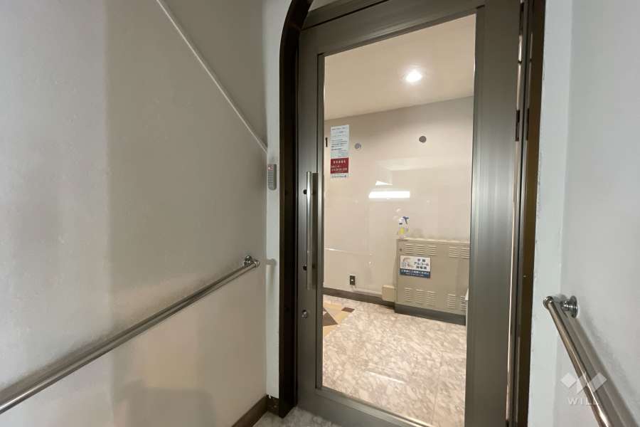 エントランスはオートロック付きです。