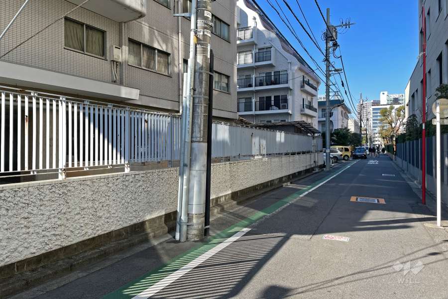 敷地北東側の前面道路（南東側から）