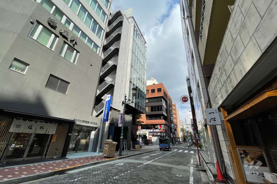 周辺は住宅の他、店舗や事務所などが混在する街です。