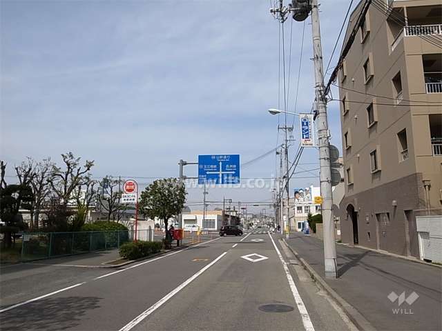 敷地西側の前面道路