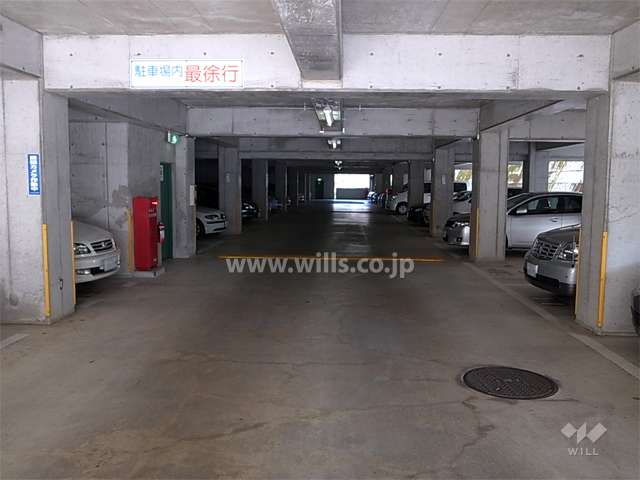 駐車場は別棟になっており、平面式です。