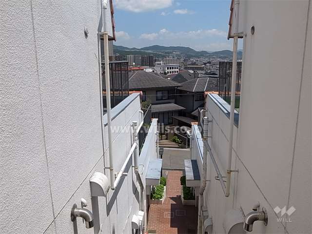 敷地は斜面状になっており、ひな壇型に建物が配置されています。