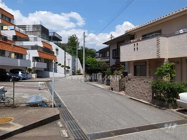 周辺は一戸建てが中心に立ち並ぶ住宅地です。