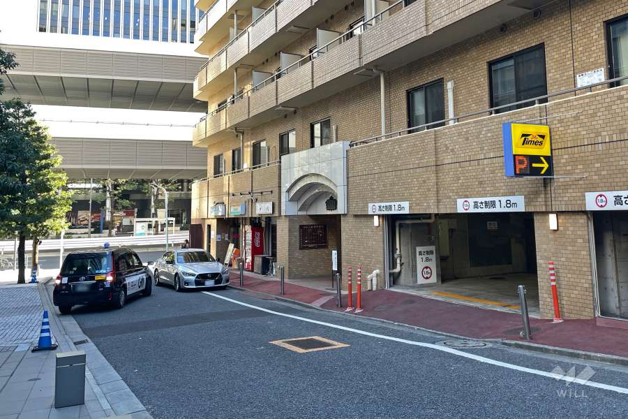 敷地北東側の前面道路（北西側から）