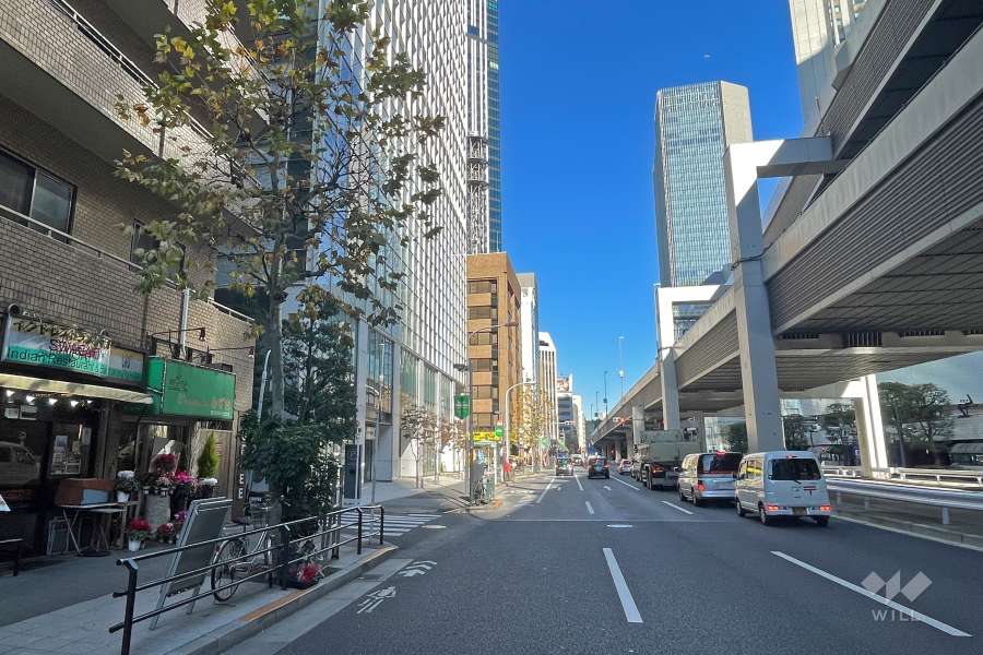敷地南東側は都道412号（六本木通り）に面しています。