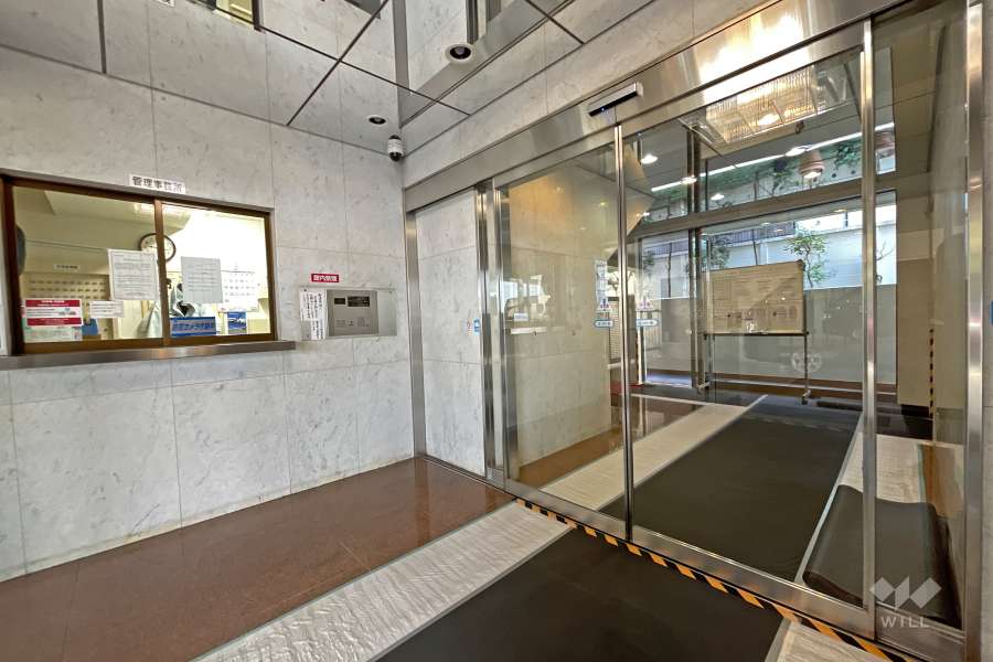 エントランスはオートロック付きです。