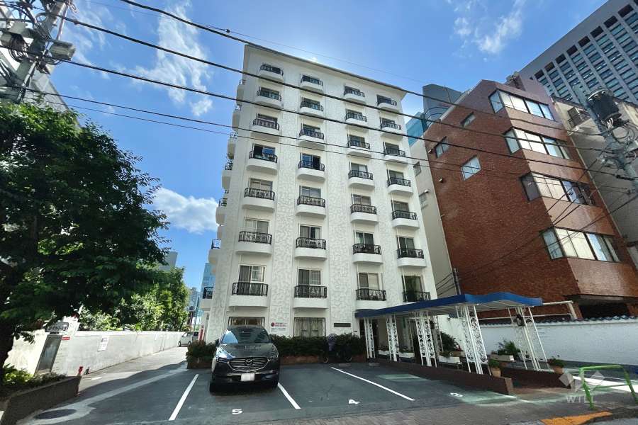 秀和南青山レジデンスの外観（東側から）