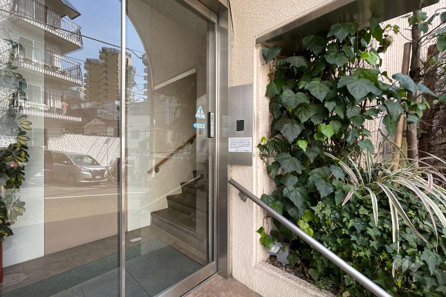 エントランスはオートロック付きです。