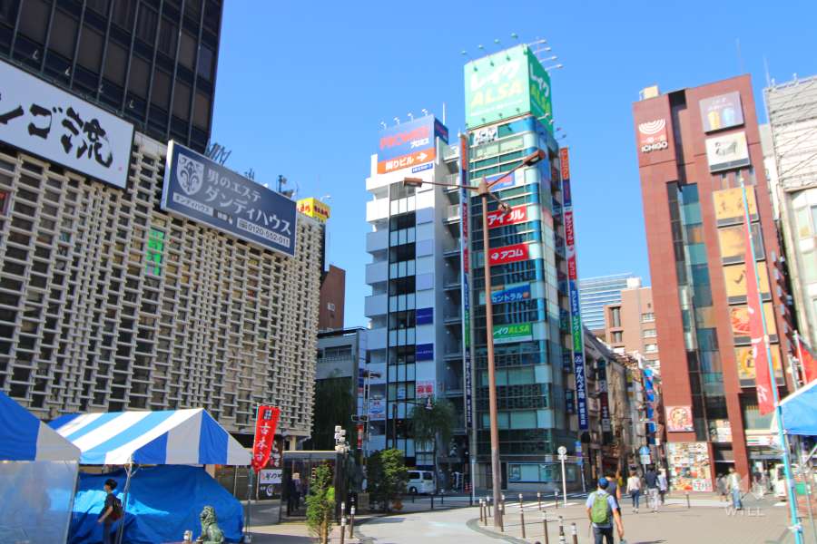 敷地北側の前面道路（東側から）