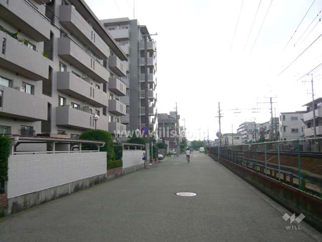 敷地北側の前面道路。道を挟んで北側には阪急神戸線が走っています。