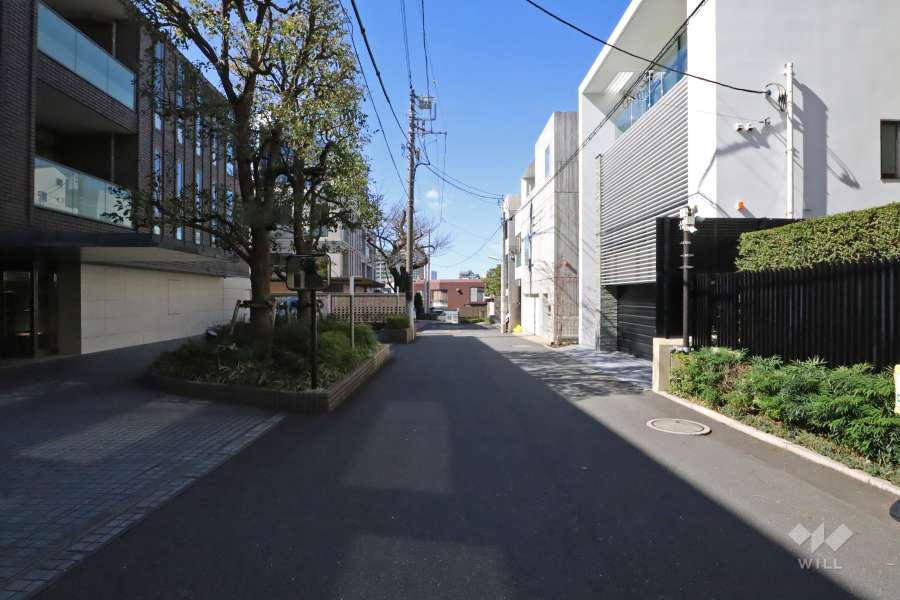 敷地北西側の前面道路(北東側から)