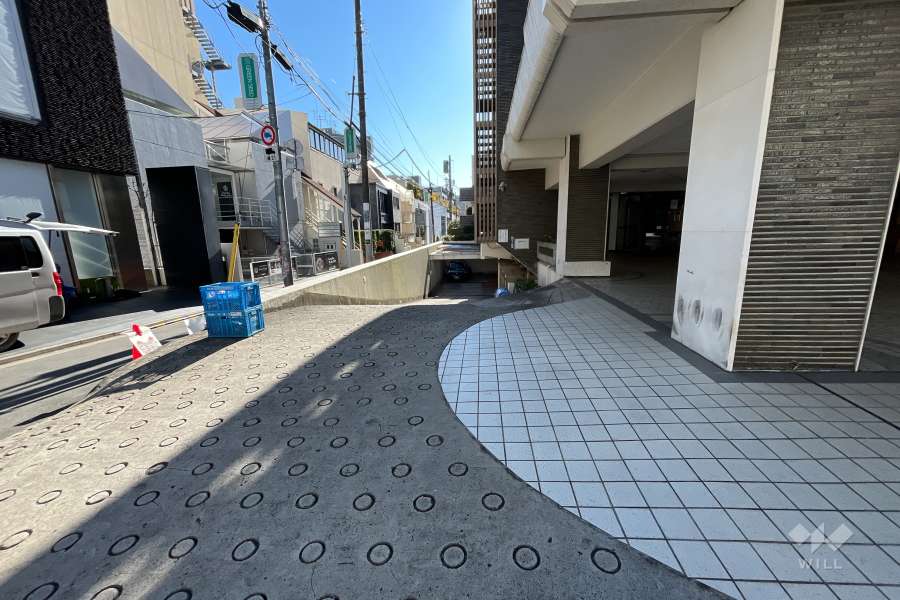 地下駐車場の出入り口