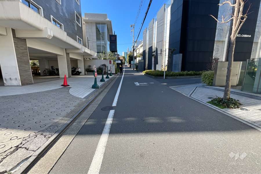 敷地北西側の前面道路（北東側から）
