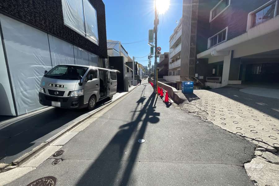 敷地北東側の前面道路（北西側から）