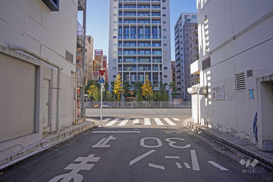 敷地北側の前面道路（東側から）