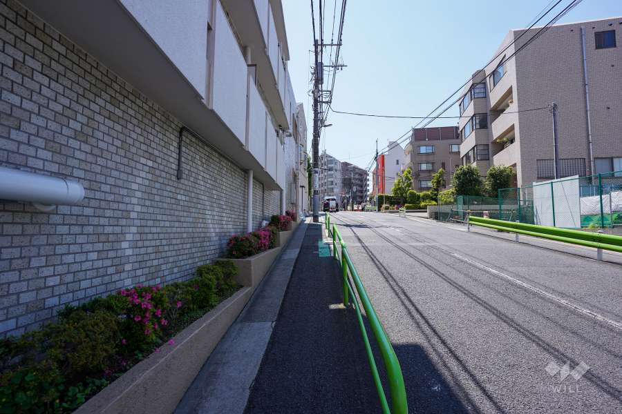 敷地北側の前面道路（東側から）