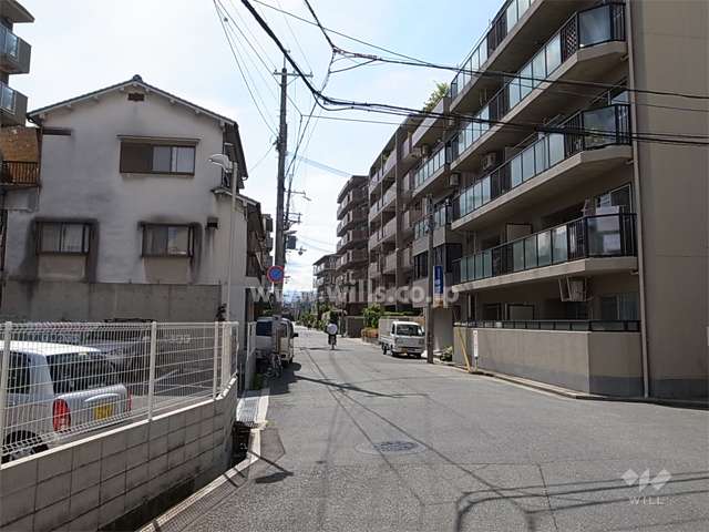 敷地南側の前面道路。周辺はマンションが中心に立ち並ぶ静かな住宅地。