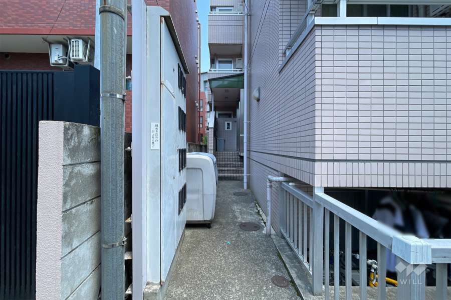 敷地入り口　