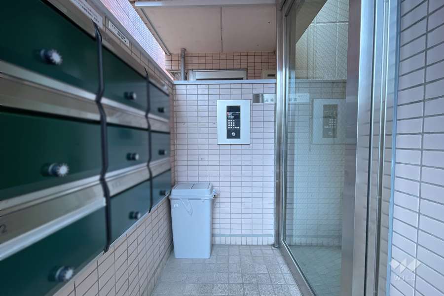 エントランスはオートロック付きです。　